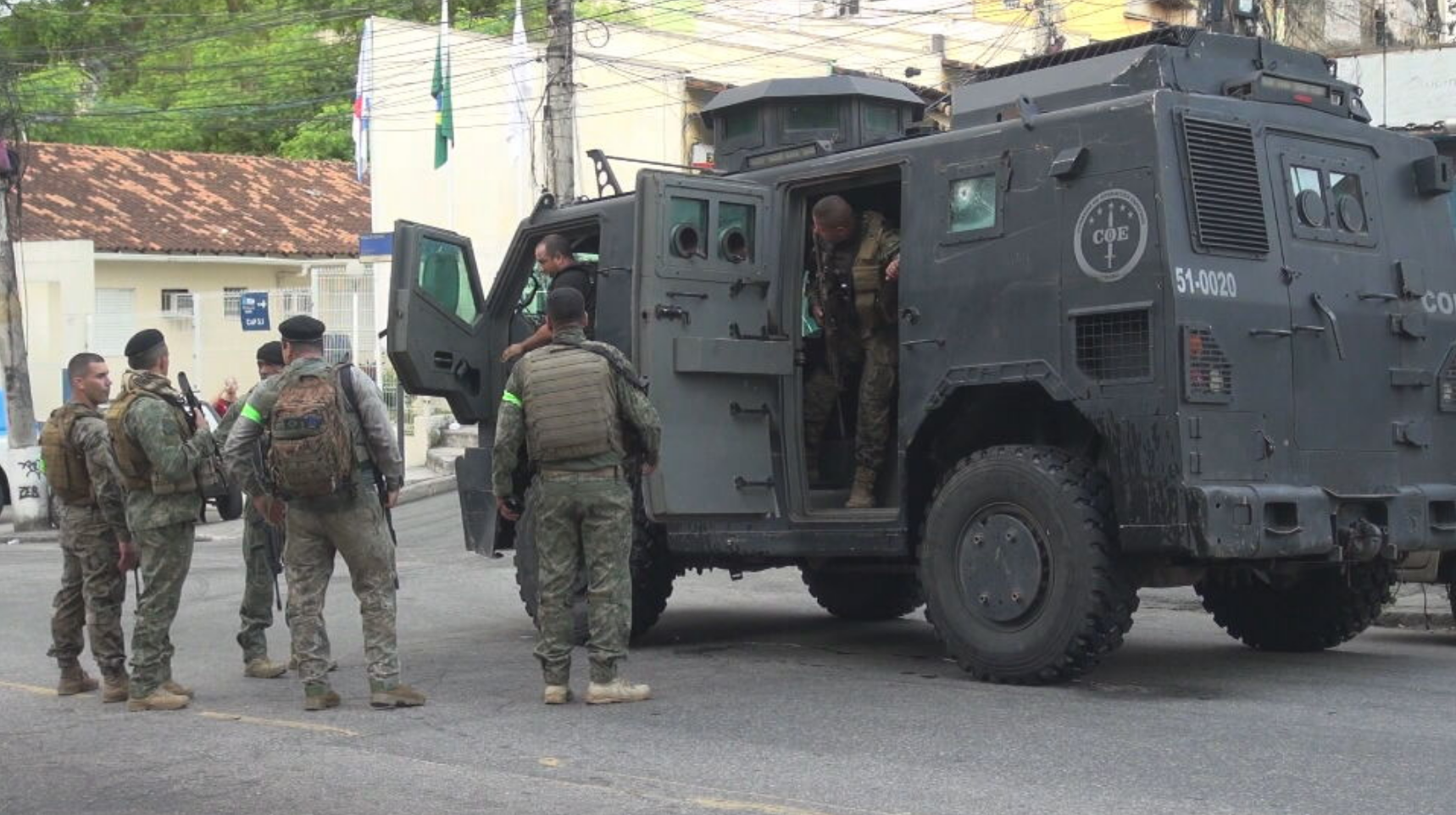 A Polícia Militar realiza megaoperação em comunidades do Rio de Janeiro comandadas pelo Comando Vermelho, como o Complexo do Alemão e da Penha, na zona norte da cidade, nesta terça-feira (27).