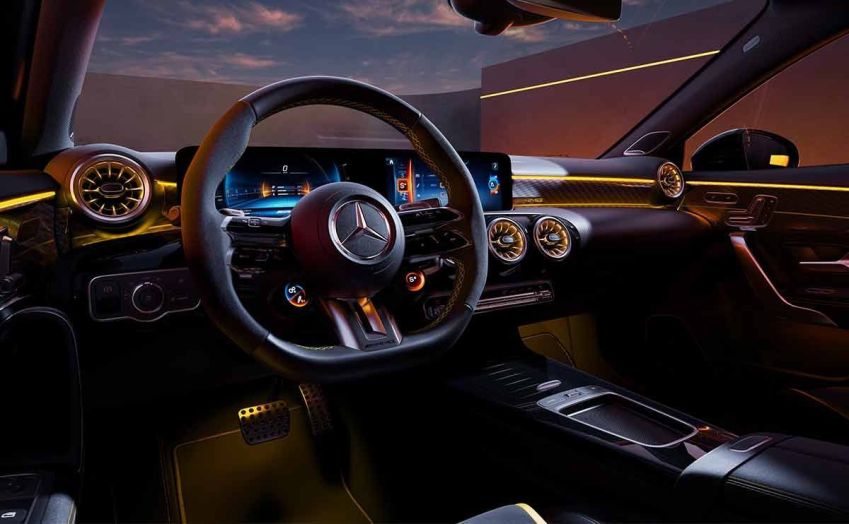 Interior do A 45 S Limited Edition tem volante com costuras decorativas em amarelo / Mercedes-Benz AG