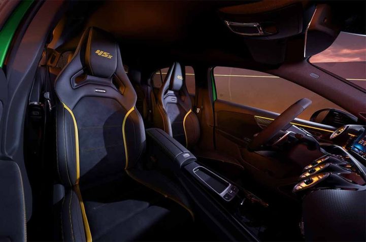 Assentos têm costuras decorativas em amarelo, cor presente também em outros itens / Mercedes-Benz AG/Divulgação