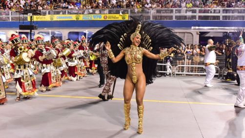 Mileide Mihaile desfilou como rainha de bateria da Independente Tricolor