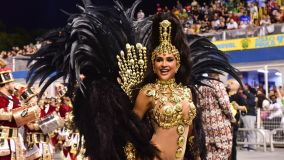 Mileide Mihaile desfilou como rainha de bateria da Independente Tricolor