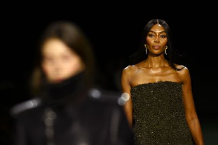 Naomi Campbell em desfile da Burberry, na Semana de Moda de Londres, nesta terça-feira