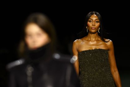 Naomi Campbell em desfile da Burberry, na Semana de Moda de Londres, nesta terça-feira