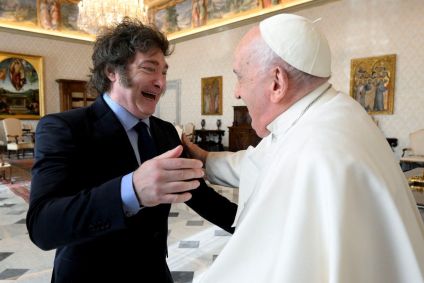 Papa Francisco e Javier Milei em reunião no Vaticano nesta segunda-feira (12)