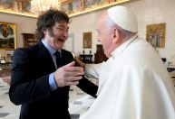 Milei e papa Francisco selam as pazes em reunião com alfajores e biscoitos no Vaticano