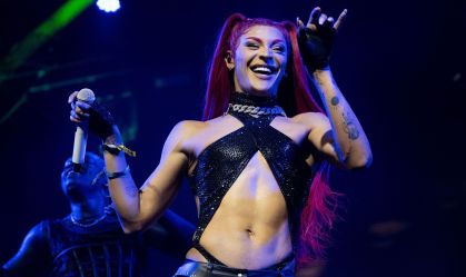 Pabllo Vittar se apresentando no Coachella Valley, em Indio, Califórnia, em 23 de abril de 2022