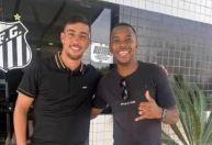 Acusado de agredir namorada, Pedrinho tira foto com Robinho em churrasco no Santos