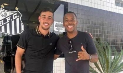 Acusado de agredir namorada, Pedrinho tira foto com Robinho em churrasco no Santos