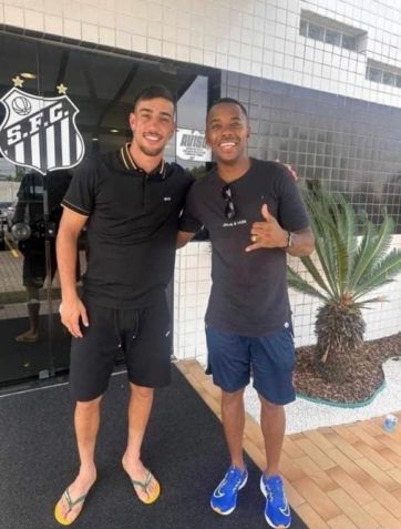 Pedrinho e Robinho durante churrasco no CT do Santos. / Reprodução / Redes Sociais