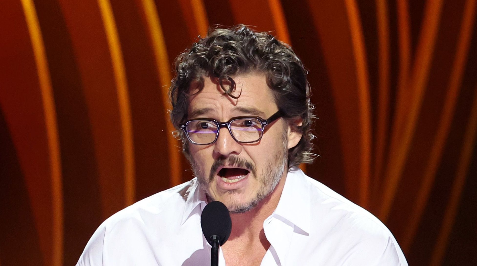 Pedro Pascal recebe prêmio de Melhor Ator em Série Dramática por “The Last of Us” no SAG Awards 2024