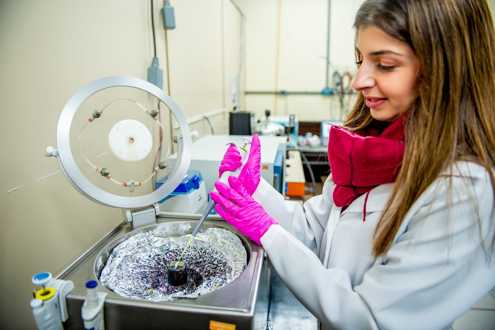 A pesquisadora Maiara de Jesus Bassi, uma das cientistas do grupo de trabalho, atua no semicondutor do biossensor / Marcos Solivan/Sucom UFPR