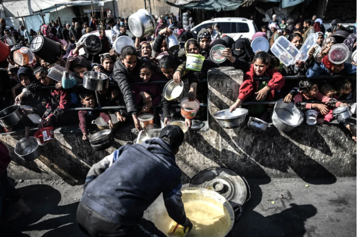 Pessoas com recipientes vazios aguardando distribuição de alimentos por organizações de caridade em Rafah, em 25 de janeiro de 2024 / Abed Zagout/Anadolu/Getty Images
