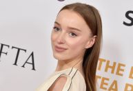Phoebe Dynevor diz que sairá de 
