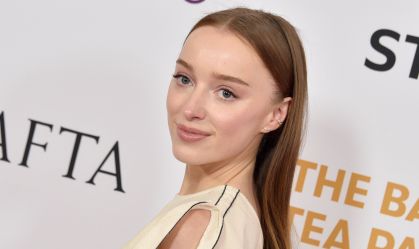 Phoebe Dynevor diz que sairá de "Bridgerton" e abandona grupo de WhatsApp