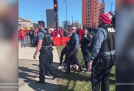 Polícia prende suspeito em tiroteio durante desfile de vitória do Super Bowl