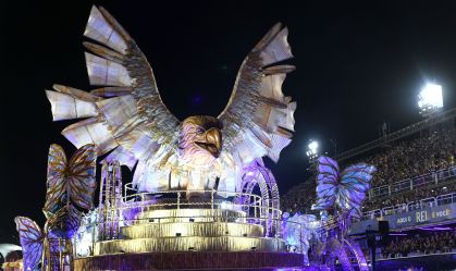 RJ: motorista de carro alegórico é pego na Lei Seca durante desfile das campeãs