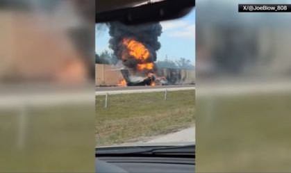 Duas pessoas morrem após avião cair em rodovia e colidir com veículo nos EUA; veja