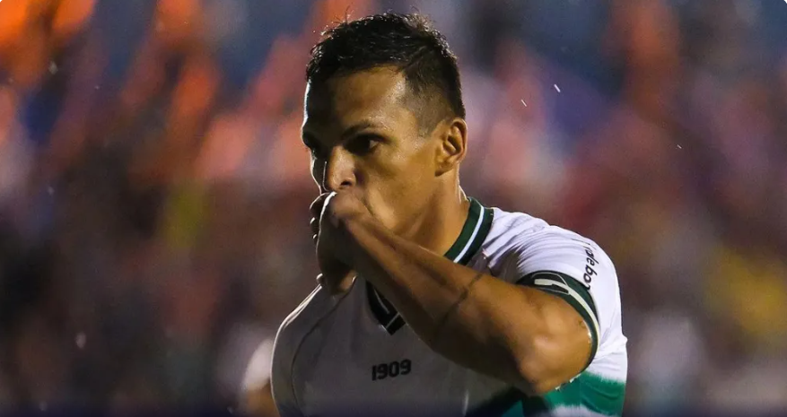 Robson, de pênalti, fez o gol da vitória do Coritiba fora de casa