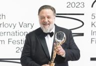 Ator de "Robin Hood" diz que quebrou as duas pernas nas filmagens