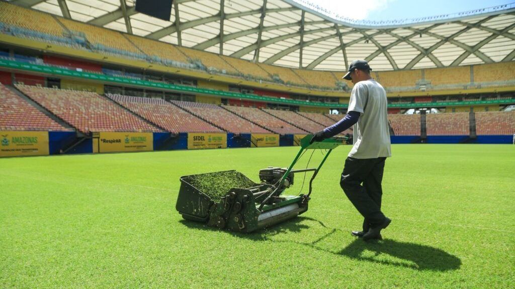 Gramado da Arena da Amazônia sendo preparado para receber Vasco x Audax pelo Campeonato Carioca
