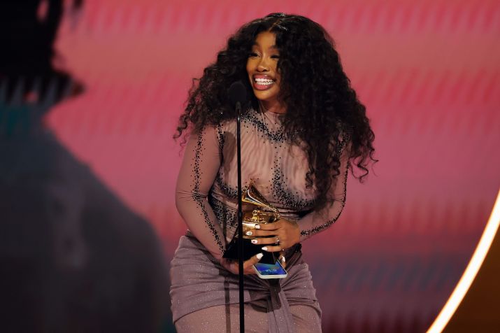 A cantora SZA, que levou o prêmio de melhor performance de pop para duo com Phoebe Bridgers pela música “Ghost in the Machine” / Kevin Winter/Getty Images for The Recording Academy