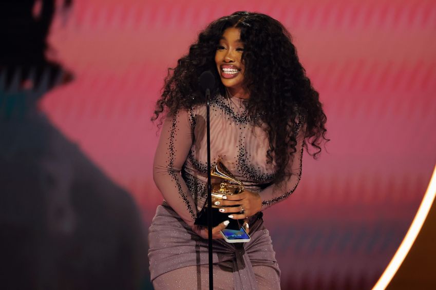 A cantora SZA, que levou o prêmio de melhor performance de pop para duo com Phoebe Bridgers pela música “Ghost in the Machine” / Kevin Winter/Getty Images for The Recording Academy
