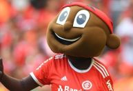 Repórter denuncia importunação sexual de mascote do Inter durante GreNal