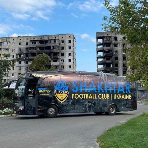 foto de Serhii Palkin, CEO do clube de futebol ucraniano Shakhtar Donetsk mostra o ônibus do clube em frente a prédios atingidos por bombas / Reprodução Instagram/palkin.sergey