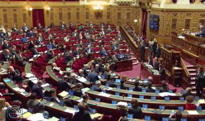 Senado da França aprova inclusão do aborto na Constituição