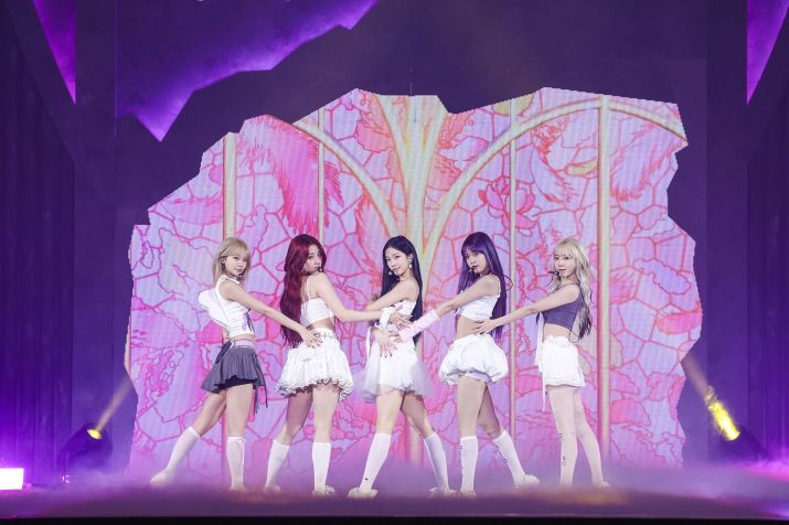 Da esquerda para a direita: CHAEWON, YUNJIN, KAZUHA, EUNCHAE e SAKURA performando "Black Swan". / Cortesia da SOURCE MUSIC.