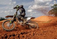 Triumph e Ducati apostam em motos para quem quer sair do asfalto