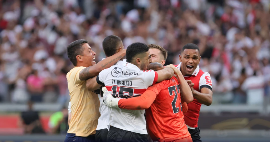 Thiago Carpini comemora título da Supercopa com atletas do São Paulo