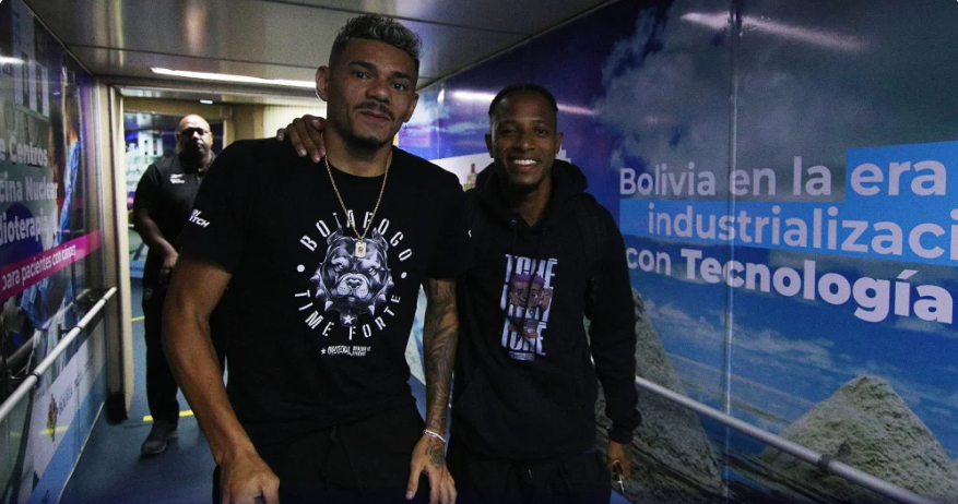 Tiquinho Soares e Tchê Tchê na chegada do Botafogo á Bolívia