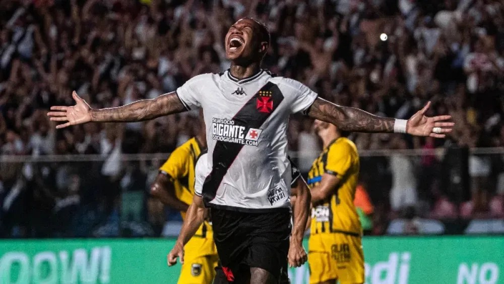 Zé Gabriel comemora gol