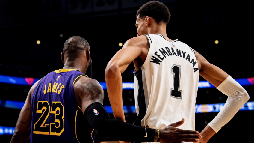 Victor Wembanyama e LeBron James chegaram a feitos importantes durante vitória dos Lakers sobre os Spurs / @spurs