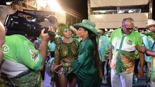 Viviane Araújo reinou à frente dos ritmistas da Mancha Verde