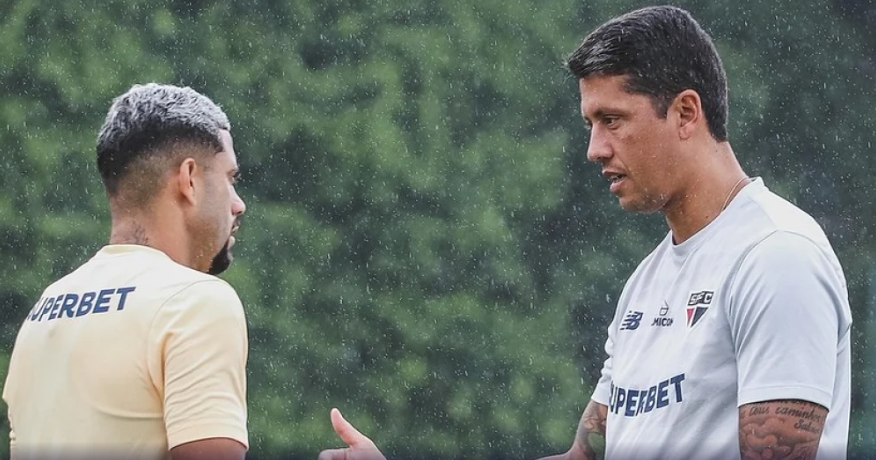 Wellington Rato conversa com técnico Thiago Carpini