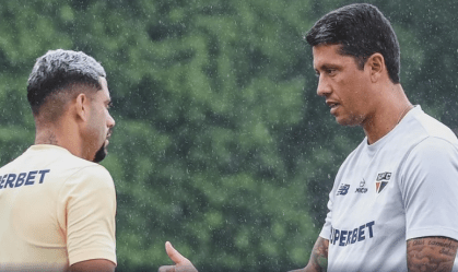 Wellington Rato conversa com técnico Thiago Carpini