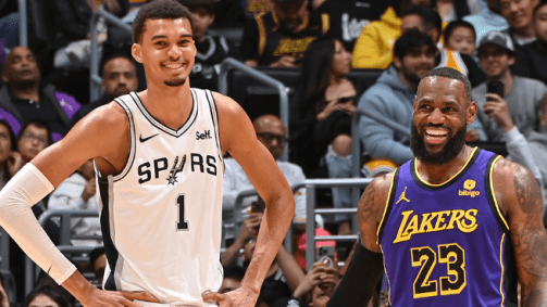 Victor Wembanyama e LeBron James durante vitória dos Lakers sobre os Spurs
