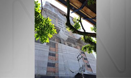 Vídeo: homens ficam pendurados a 10 metros de altura após queda de andaime em SC