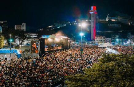 Multidão pulando carnaval em uma noite em Salvador