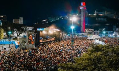 Multidão pulando carnaval em uma noite em Salvador