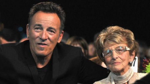Bruce Springsteen e sua mãe Adele Springsteen juntos em uma foto de rosto