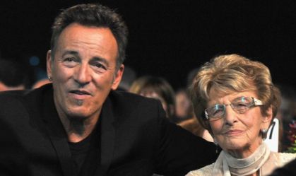 Bruce Springsteen e sua mãe Adele Springsteen juntos em uma foto de rosto