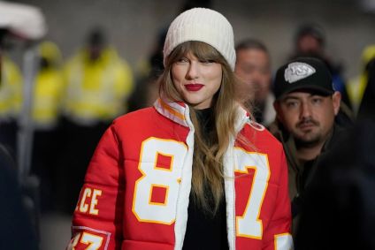 Taylor Swift usando uma jaqueta exclusiva