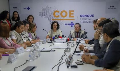 Nísia Trindade e a equipe do ministério da saúde