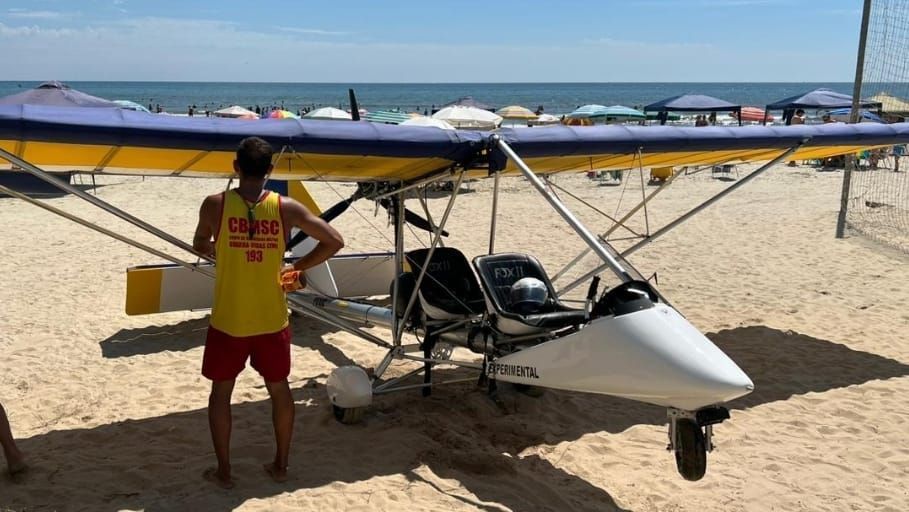 Aeronave ultraleve cai no mar de Itapema, em Santa Catarina