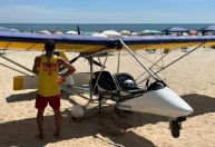 Aeronave ultraleve cai no mar de Itapema, em Santa Catarina