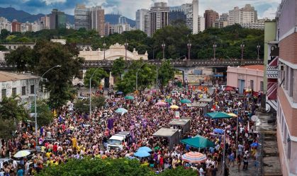Foliões aproveitam o pré-Carnaval em Belo Horizonte (MG)