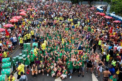 Foliões aproveitam o pré-Carnaval em São Paulo (SP)